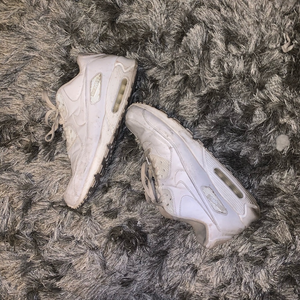 White Nike Air Max 90